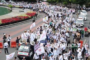 Ribuan Massa GNPF Aksi Simpatik Menuju PN Jakarta Utara